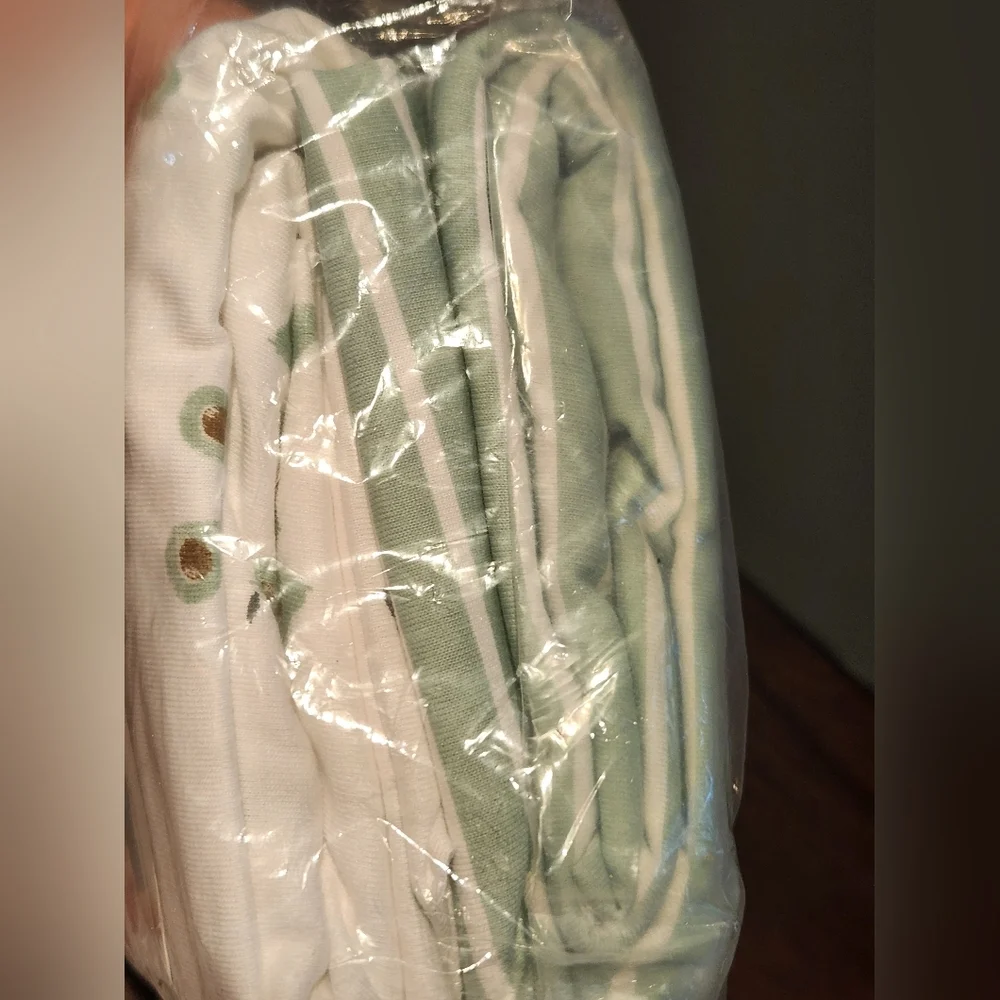 Carter's Crib Sheets - White and Green - Picture 5 of 5